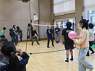 体育館でスポーツ